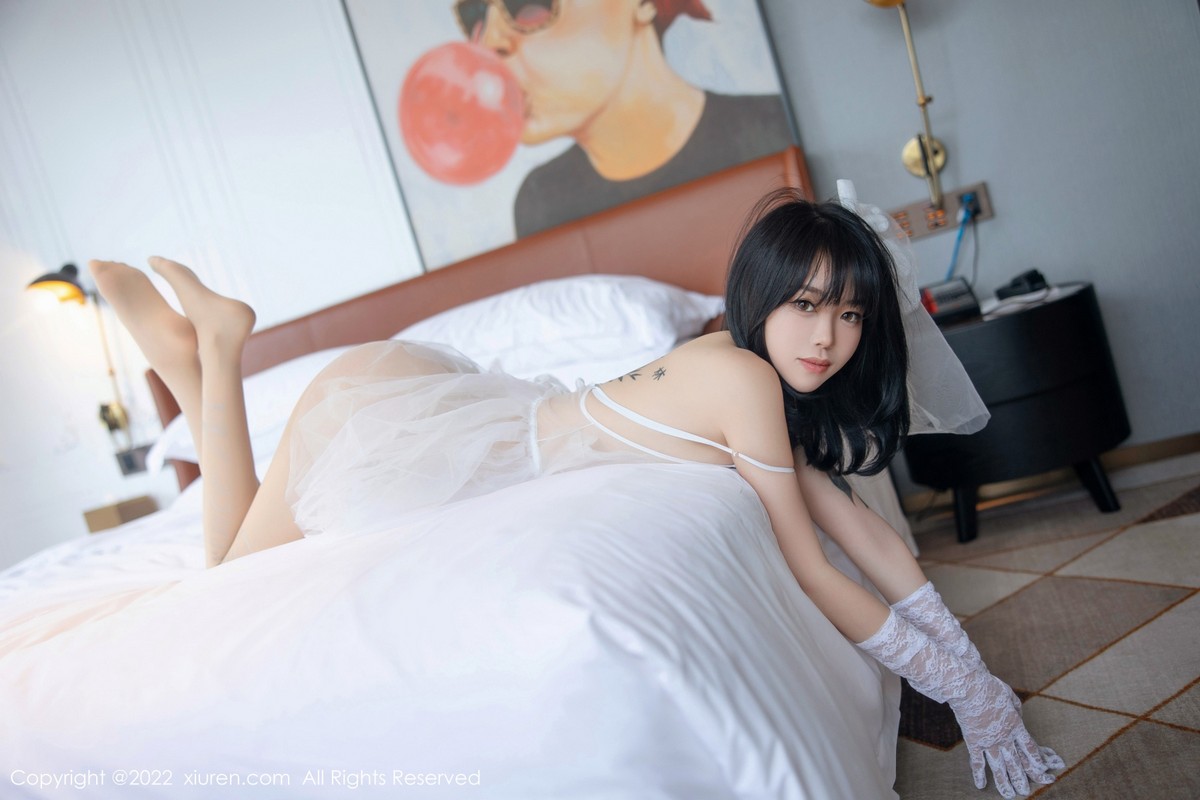 xgyw.top_XiuRen第5212期_模特奶瓶私房性感白色婚纱服饰配白色丝袜秀翘臀美腿诱惑写真89P