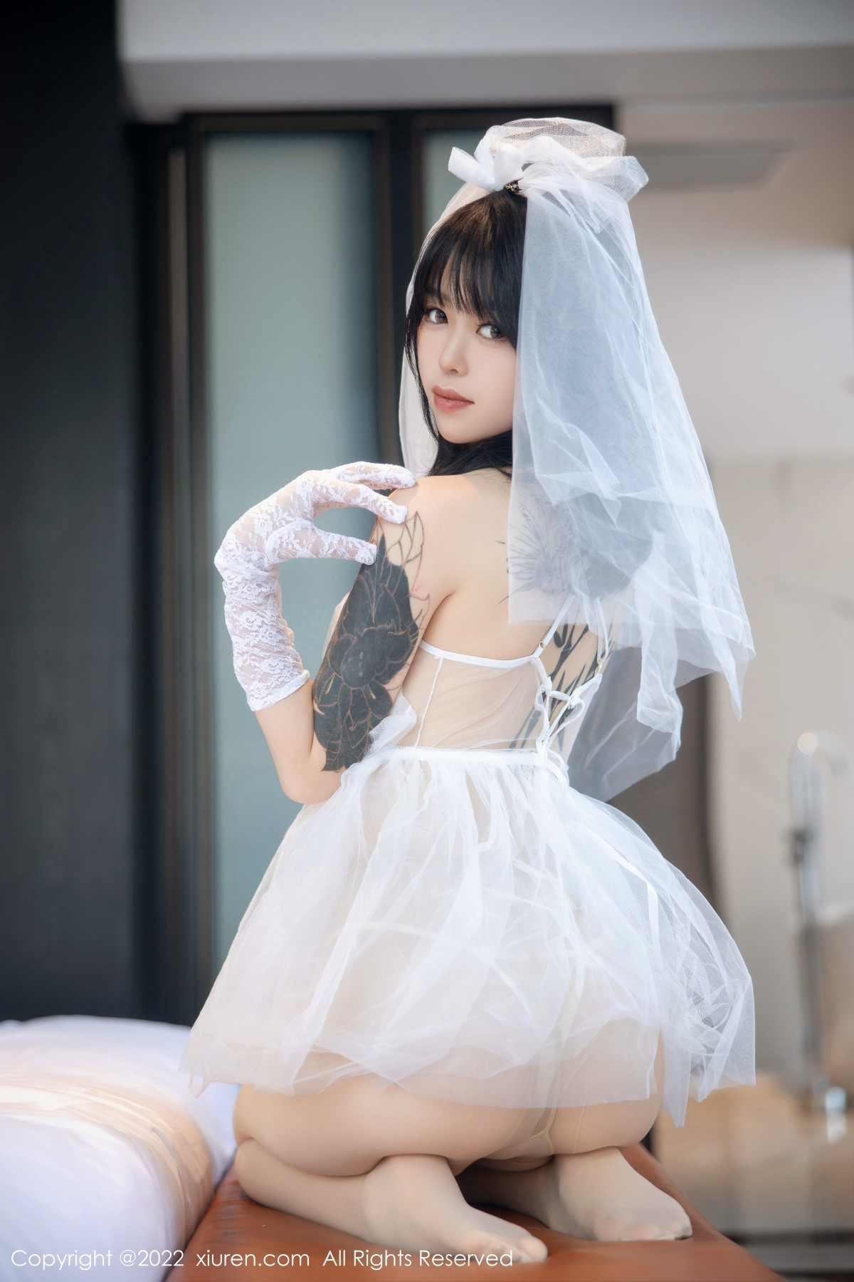 xgyw.top_XiuRen第5212期_模特奶瓶私房性感白色婚纱服饰配白色丝袜秀翘臀美腿诱惑写真89P