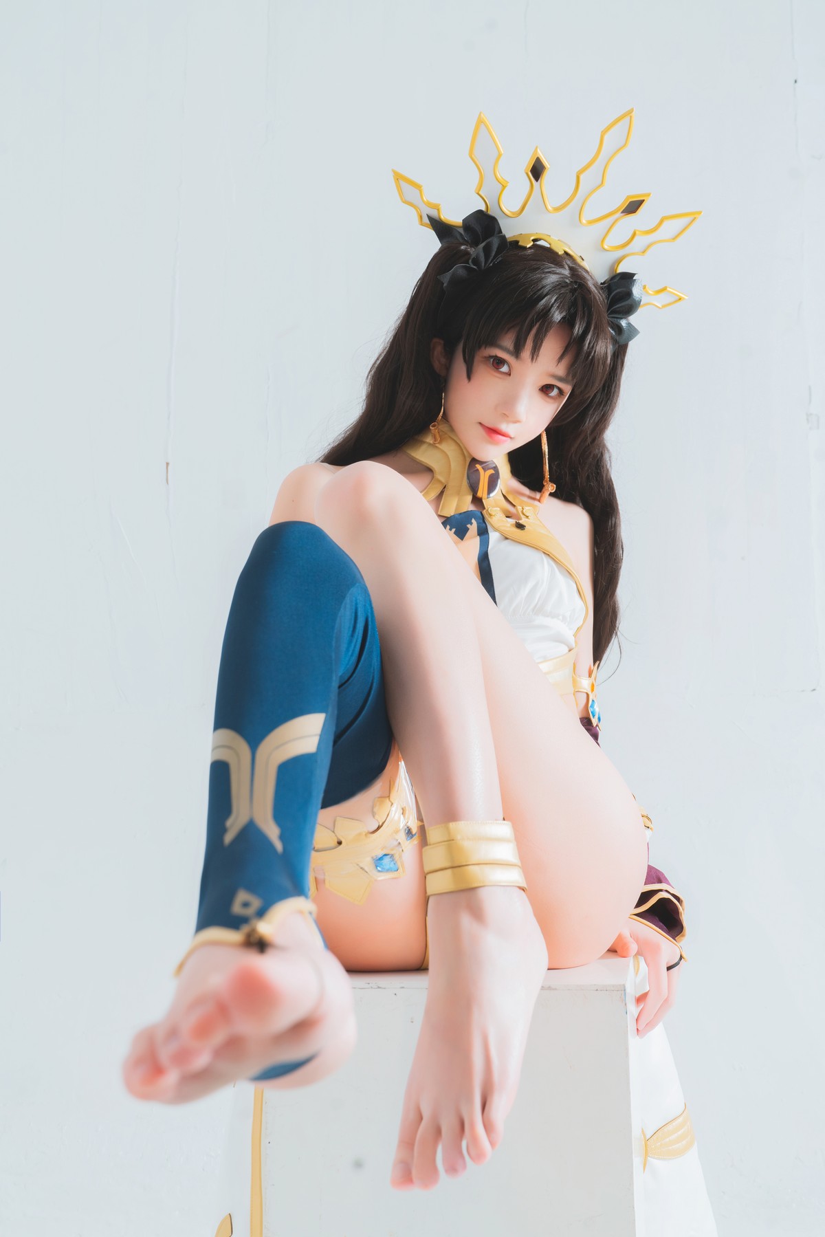 xgyw.top_网络美女桜桃喵弓凛Cos主题私房性感白色服饰秀完美身材翘臀美腿迷人诱惑写真44P