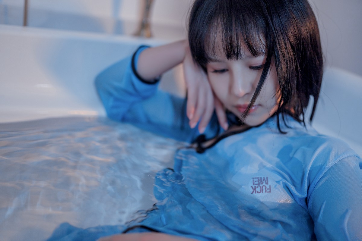 xgyw.top_网络美女晕崽Zz民国女生主题私房浴室性感薄透旗袍半脱秀惹火身材撩人诱惑写真42P