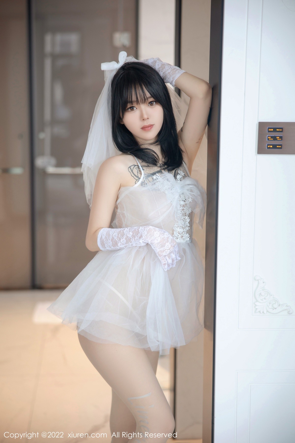 xgyw.top_XiuRen第5212期_模特奶瓶私房性感白色婚纱服饰配白色丝袜秀翘臀美腿诱惑写真89P