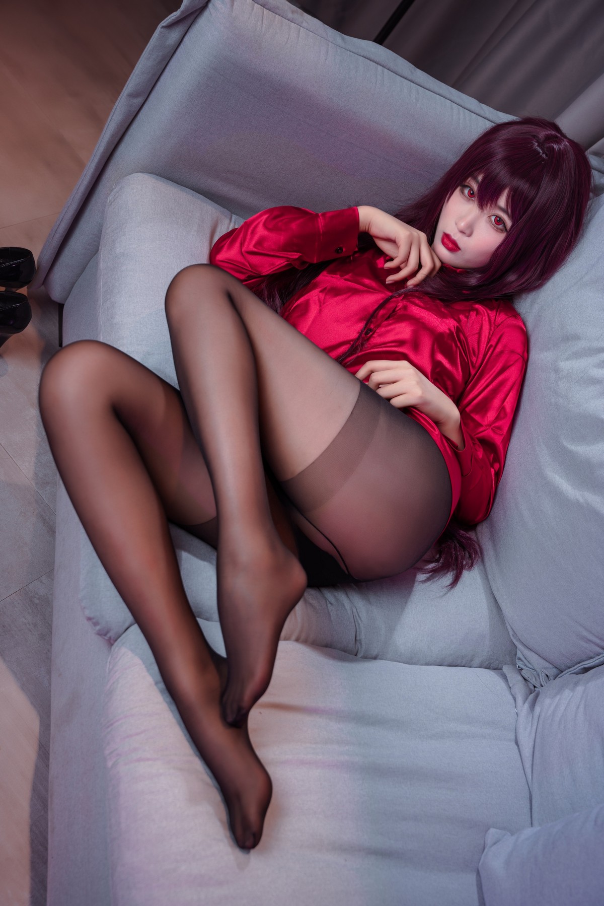 xgyw.top_网络美女轩萧学姐师匠OL主题私房沙发半脱露红色衬衫配超薄黑丝秀美腿诱惑写真34P