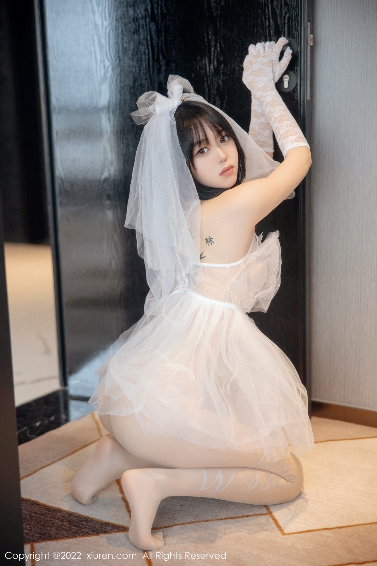 xgyw.top_XiuRen第5212期_模特奶瓶私房性感白色婚纱服饰配白色丝袜秀翘臀美腿诱惑写真89P
