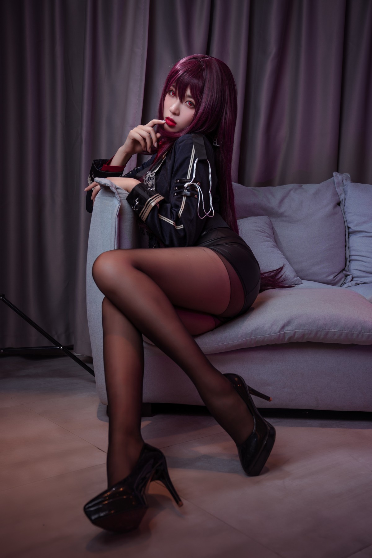 xgyw.top_网络美女轩萧学姐师匠OL主题私房沙发半脱露红色衬衫配超薄黑丝秀美腿诱惑写真34P