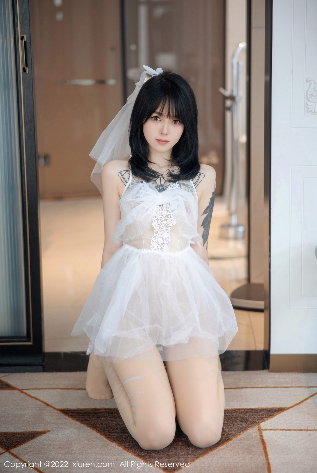 xgyw.top_XiuRen第5212期_模特奶瓶私房性感白色婚纱服饰配白色丝袜秀翘臀美腿诱惑写真89P