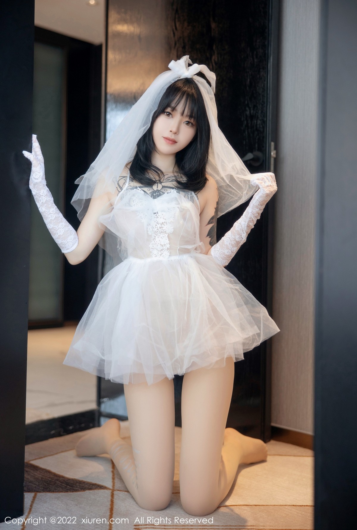 xgyw.top_XiuRen第5212期_模特奶瓶私房性感白色婚纱服饰配白色丝袜秀翘臀美腿诱惑写真89P