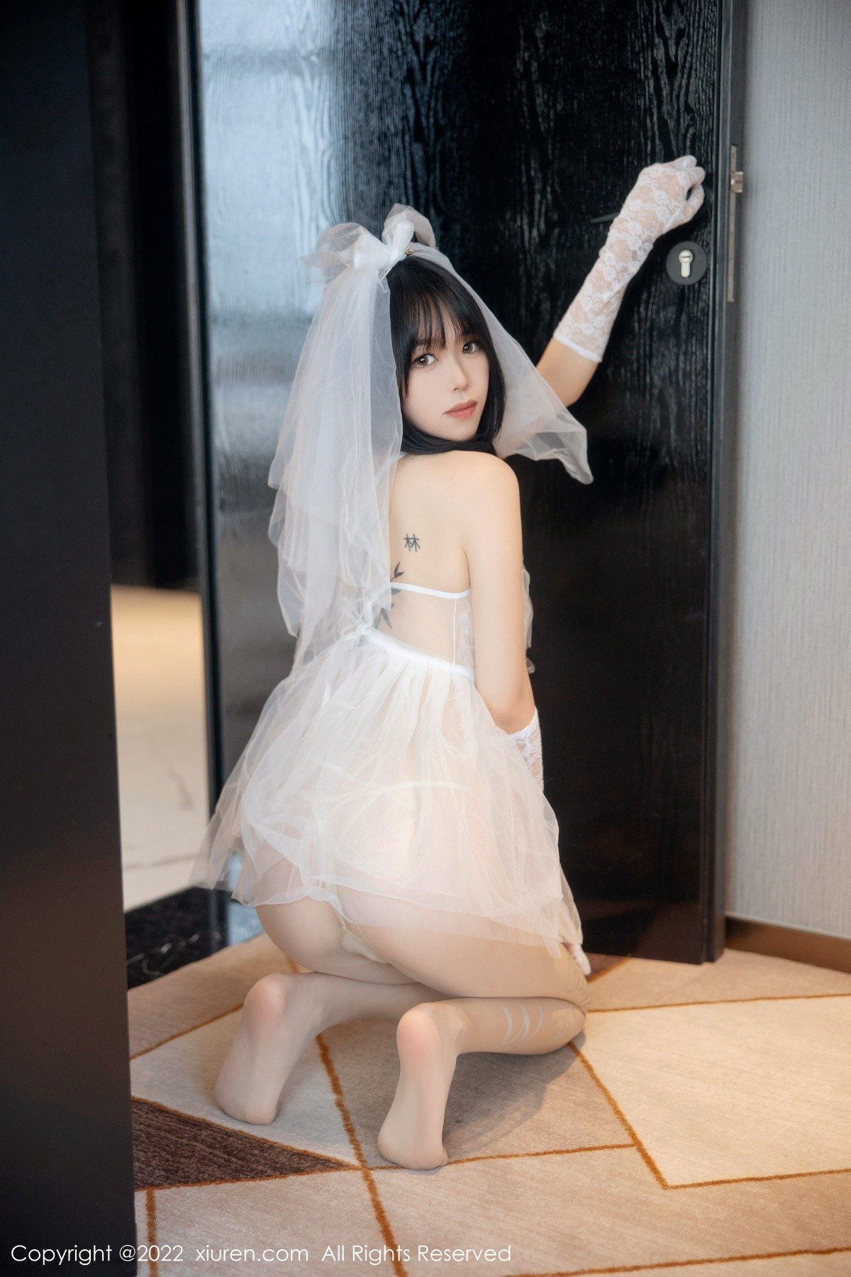xgyw.top_XiuRen第5212期_模特奶瓶私房性感白色婚纱服饰配白色丝袜秀翘臀美腿诱惑写真89P