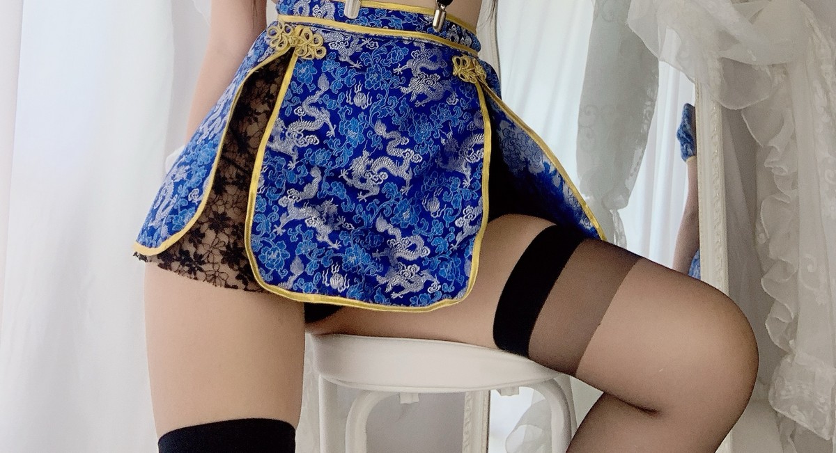 xgyw.top_萌系小姐姐白烨功夫旗袍主题私房半撩露黑色内裤配黑丝袜秀翘臀美腿诱惑写真50P