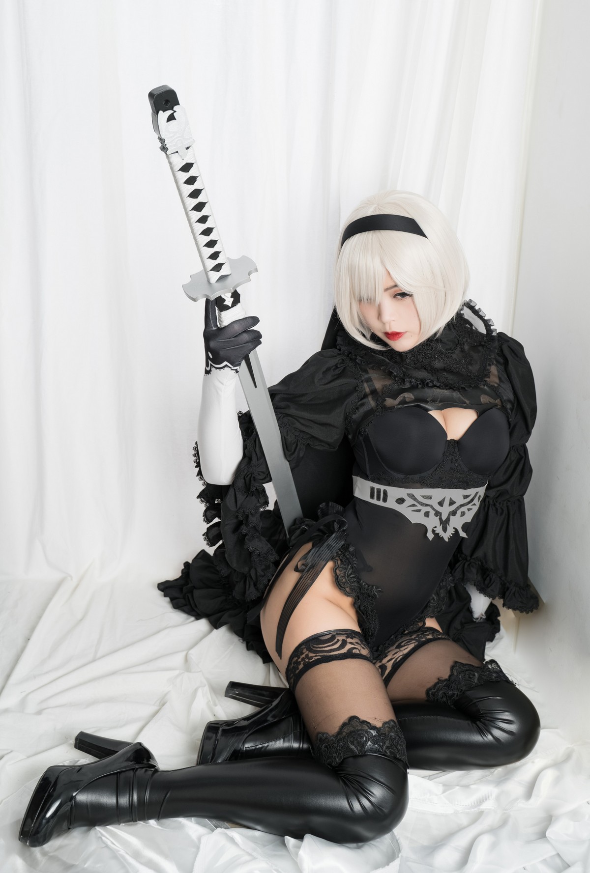 xgyw.top_萌系小姐姐白烨2b全套系列主题性感美女武士装扮黑白两套丝袜撩人诱惑写真131P