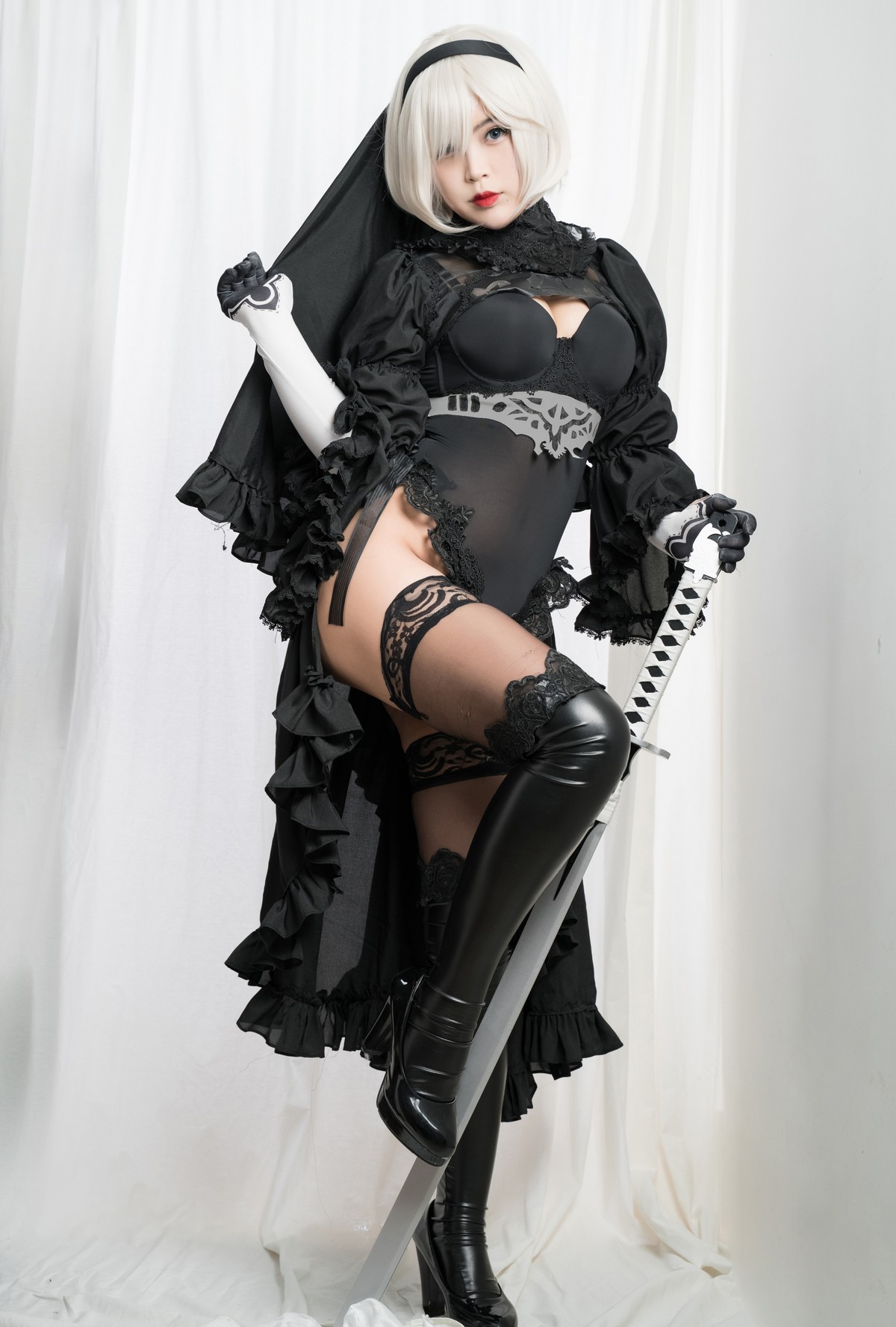 xgyw.top_萌系小姐姐白烨2b全套系列主题性感美女武士装扮黑白两套丝袜撩人诱惑写真131P