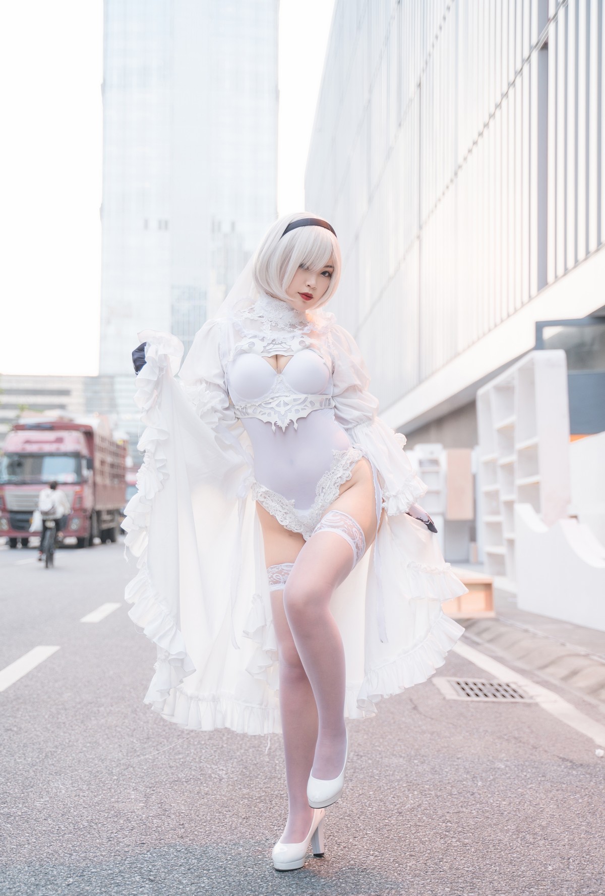 xgyw.top_萌系小姐姐白烨2b全套系列主题性感美女武士装扮黑白两套丝袜撩人诱惑写真131P