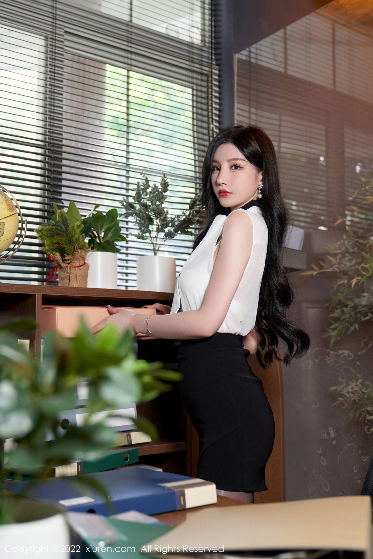 xgyw.top_XiuRen第5217期_女神周于希Sally心愿旅拍私房超薄闪亮黑丝秀翘臀美腿诱惑写真76P