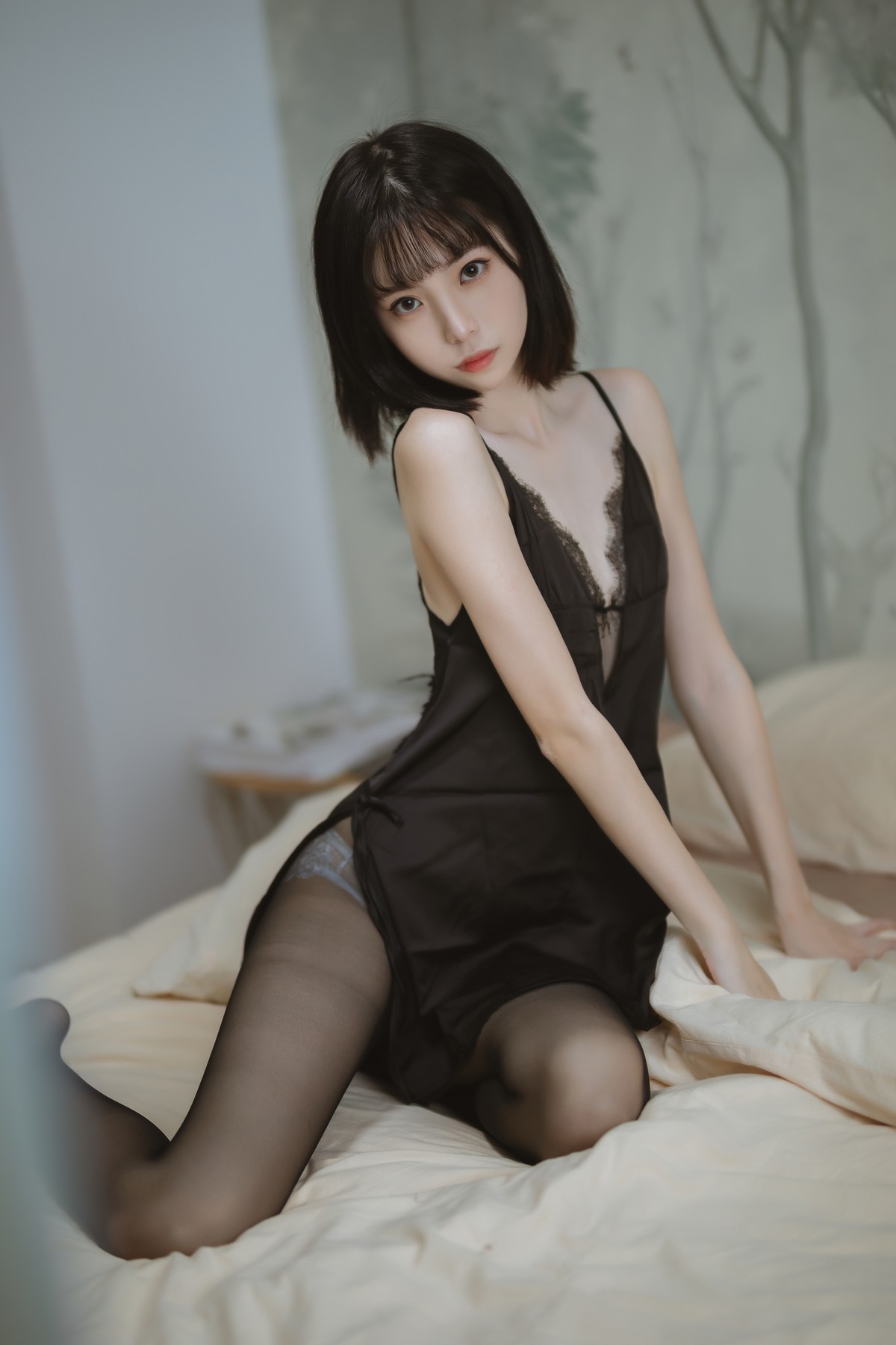 xgyw.top_网络美女许岚LAN黑色蕾丝睡衣主题性感黑色吊带配超薄黑丝秀翘臀美腿诱惑写真40P