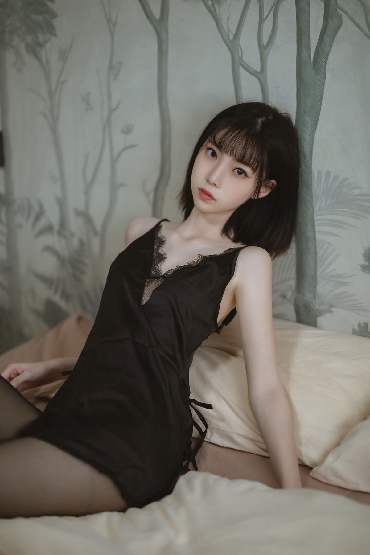 xgyw.top_网络美女许岚LAN黑色蕾丝睡衣主题性感黑色吊带配超薄黑丝秀翘臀美腿诱惑写真40P