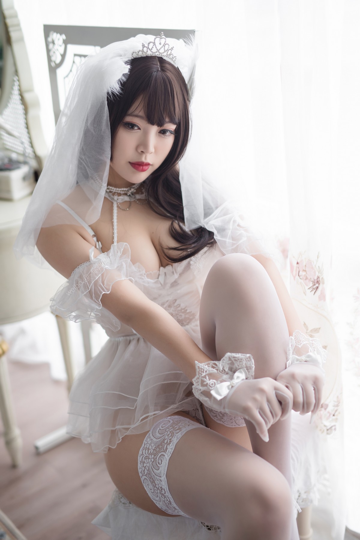 xgyw.top_萌系小姐姐白烨白天鹅主题私房性感白色婚纱配蕾丝吊袜秀完美身材诱惑写真50P