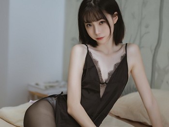网络青春美女许岚LAN黑色蕾丝睡衣主题性感黑色吊带配超薄黑色丝袜秀蜜桃臀美腿骚扰写真40P