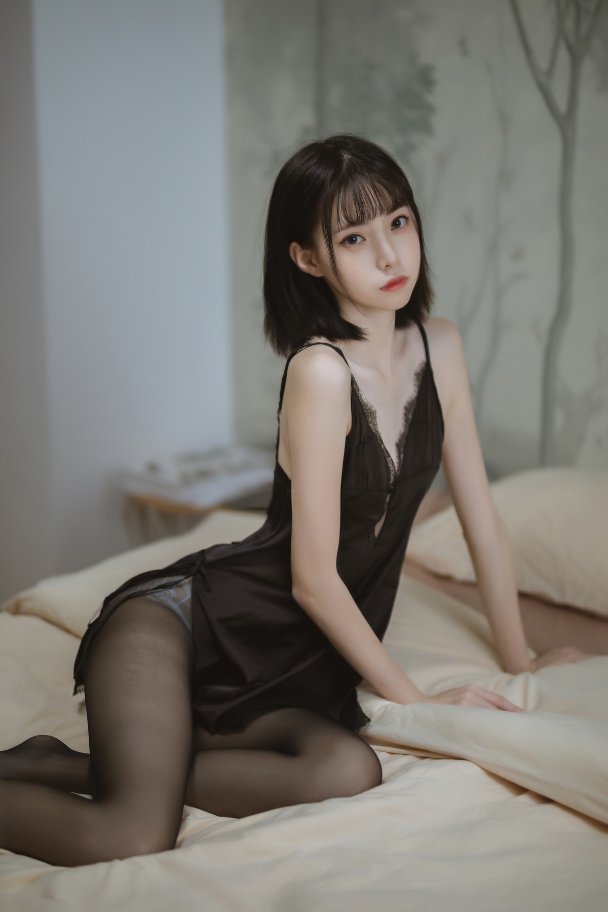 xgyw.top_网络美女许岚LAN黑色蕾丝睡衣主题性感黑色吊带配超薄黑丝秀翘臀美腿诱惑写真40P