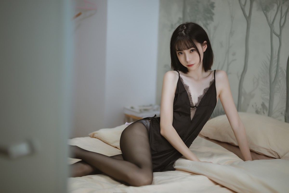 xgyw.top_网络美女许岚LAN黑色蕾丝睡衣主题性感黑色吊带配超薄黑丝秀翘臀美腿诱惑写真40P