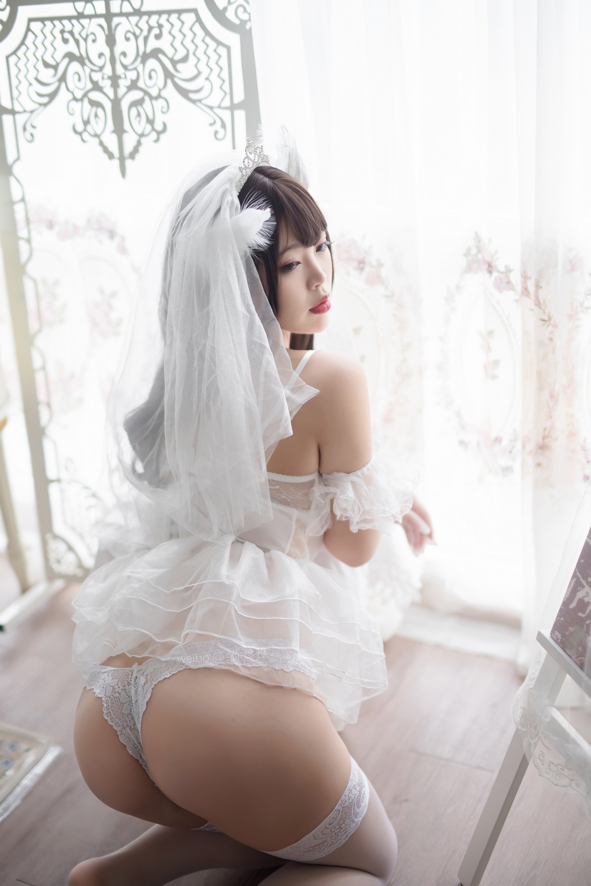 xgyw.top_萌系小姐姐白烨白天鹅主题私房性感白色婚纱配蕾丝吊袜秀完美身材诱惑写真50P
