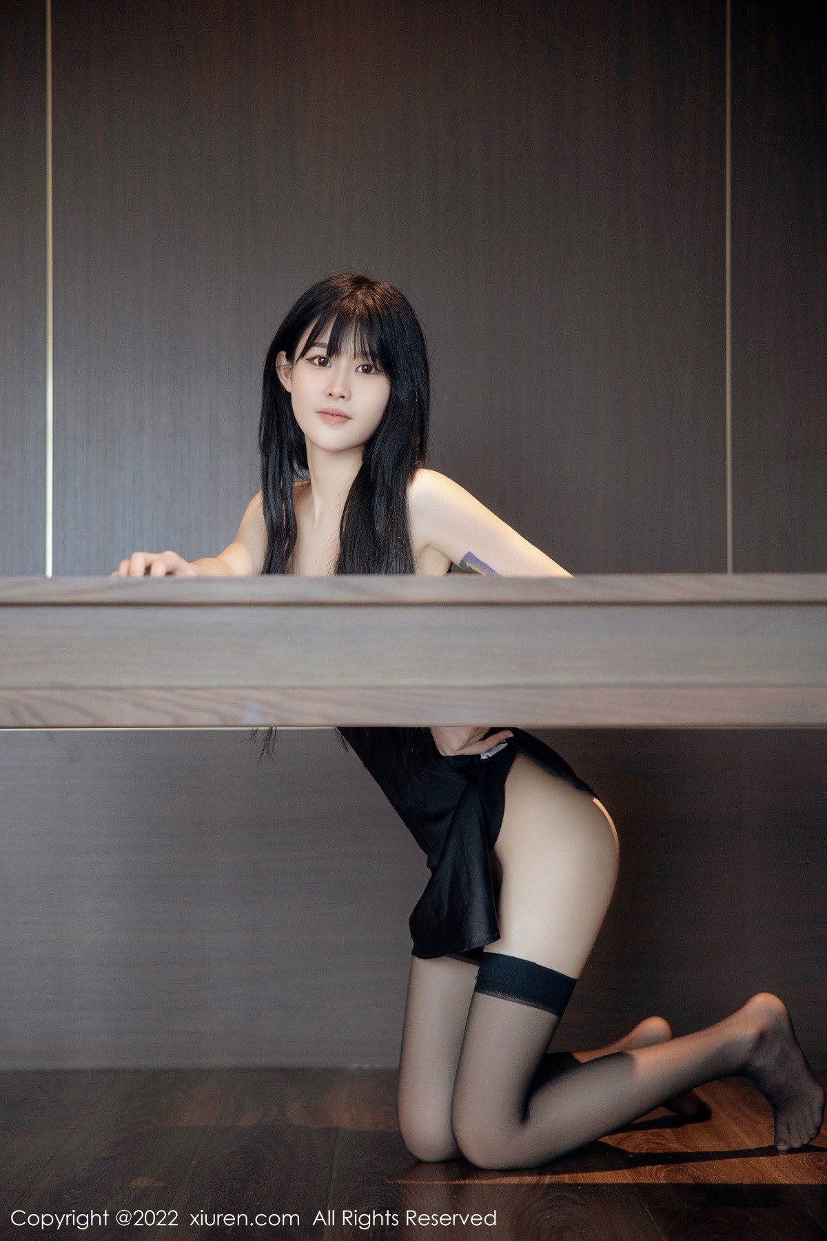 xgyw.top_XiuRen第5228期_模特77qiqi私房性感黑色吊带连衣裙配黑丝袜秀翘臀美腿诱惑写真67P