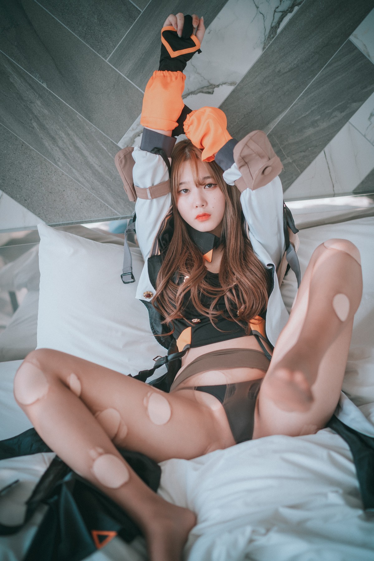 xgyw.top_[DJAWA]No.121_模特Zia_Overheated K2主题性感百褶短裙下破烂黑丝秀翘臀诱惑写真52P