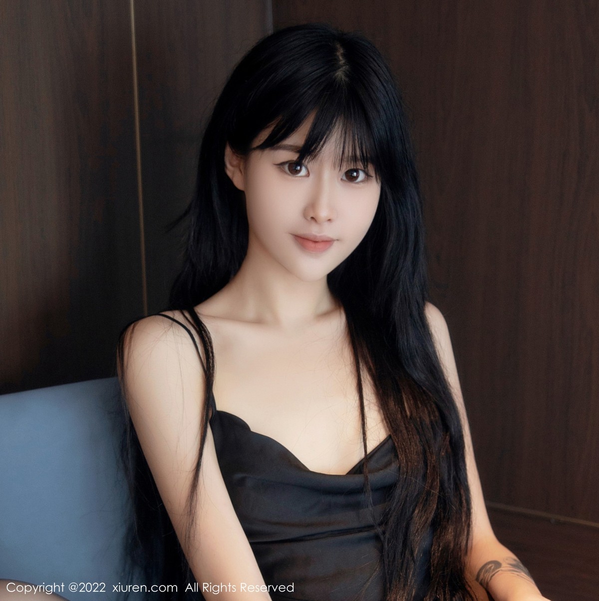 xgyw.top_XiuRen第5228期_模特77qiqi私房性感黑色吊带连衣裙配黑丝袜秀翘臀美腿诱惑写真67P