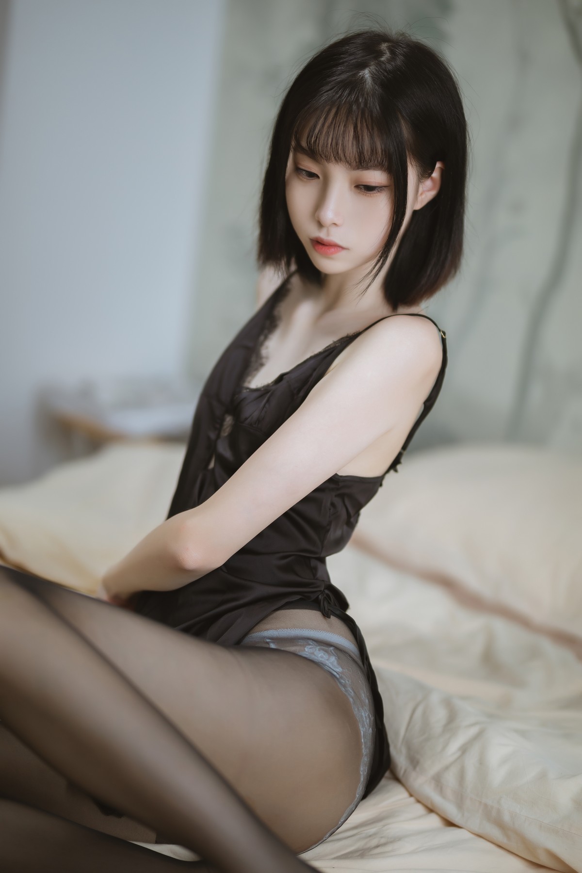 xgyw.top_网络美女许岚LAN黑色蕾丝睡衣主题性感黑色吊带配超薄黑丝秀翘臀美腿诱惑写真40P