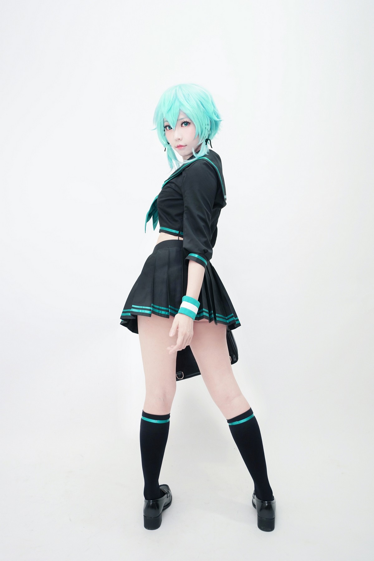 xgyw.top_Coser妹子Ely_eee诗乃JK主题户外性感JK制服配黑丝袜秀完美身材迷人写真36P