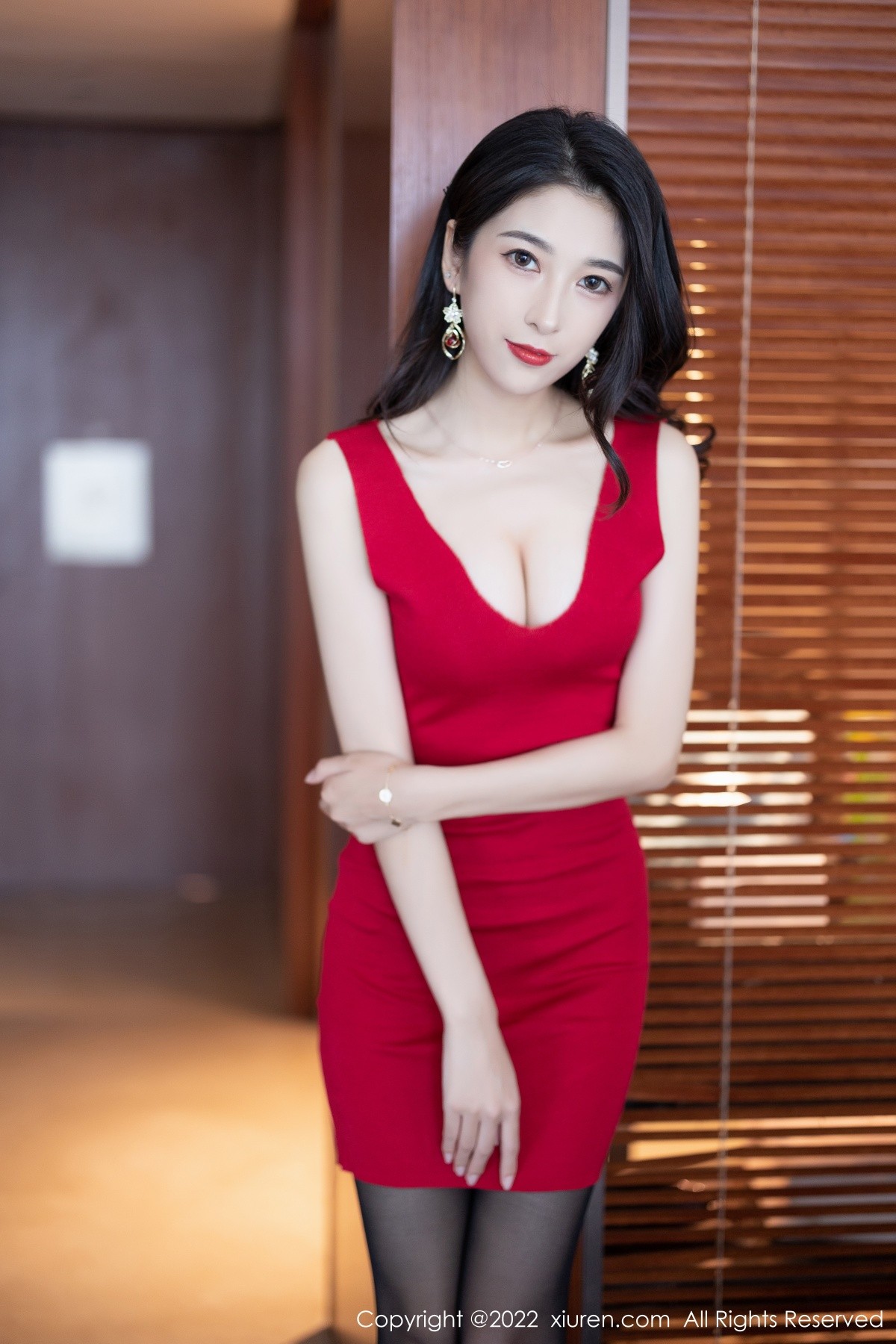 xgyw.top_XiuRen第5223期_模特林乐一私房性感红色连衣裙配超薄黑丝秀曼妙身姿诱惑写真80P