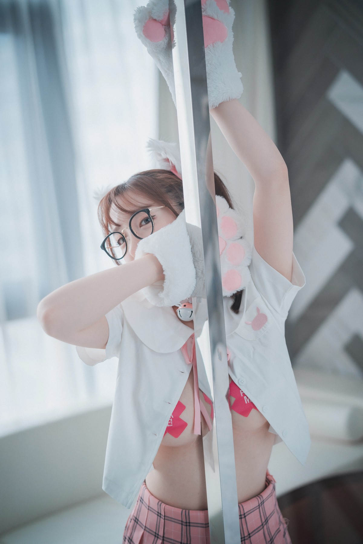 xgyw.top_[DJAWA]No.125_模特Yeeun_Cute Pink主题私房半脱上衣露豪乳胶带遮点撩人诱惑写真50P