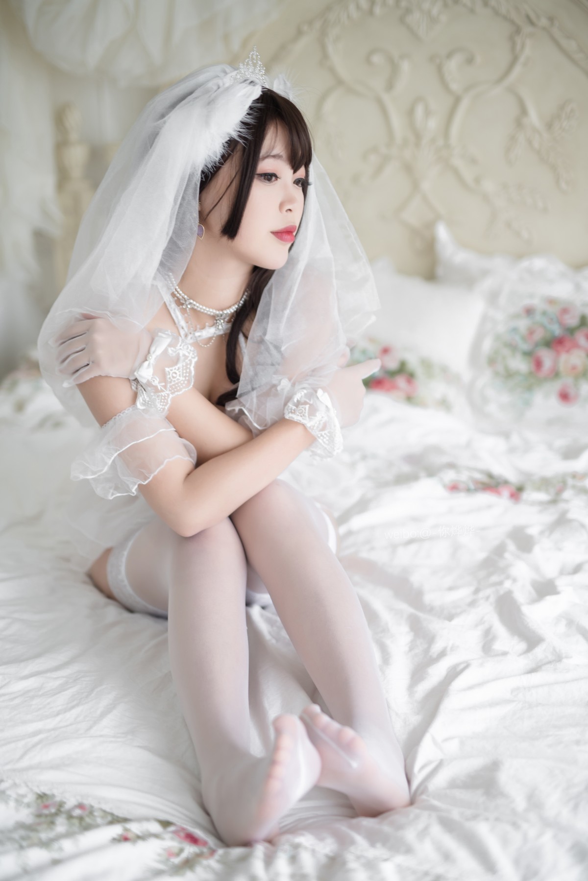 xgyw.top_萌系小姐姐白烨白天鹅主题私房性感白色婚纱配蕾丝吊袜秀完美身材诱惑写真50P