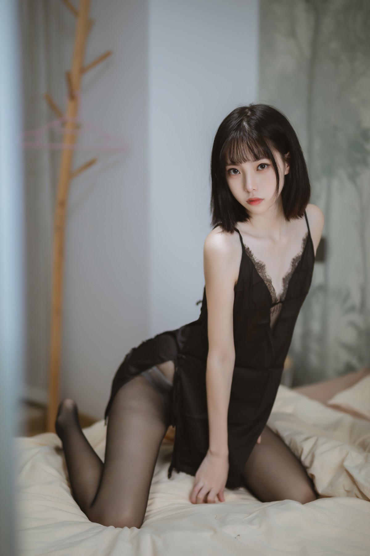 xgyw.top_网络美女许岚LAN黑色蕾丝睡衣主题性感黑色吊带配超薄黑丝秀翘臀美腿诱惑写真40P