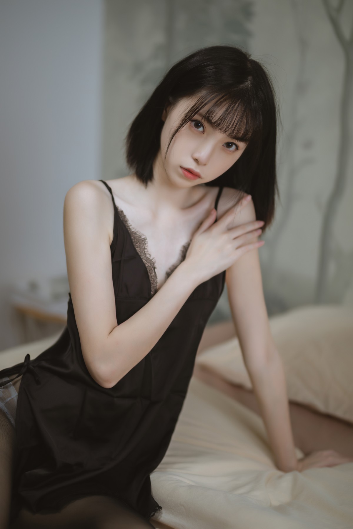 xgyw.top_网络美女许岚LAN黑色蕾丝睡衣主题性感黑色吊带配超薄黑丝秀翘臀美腿诱惑写真40P