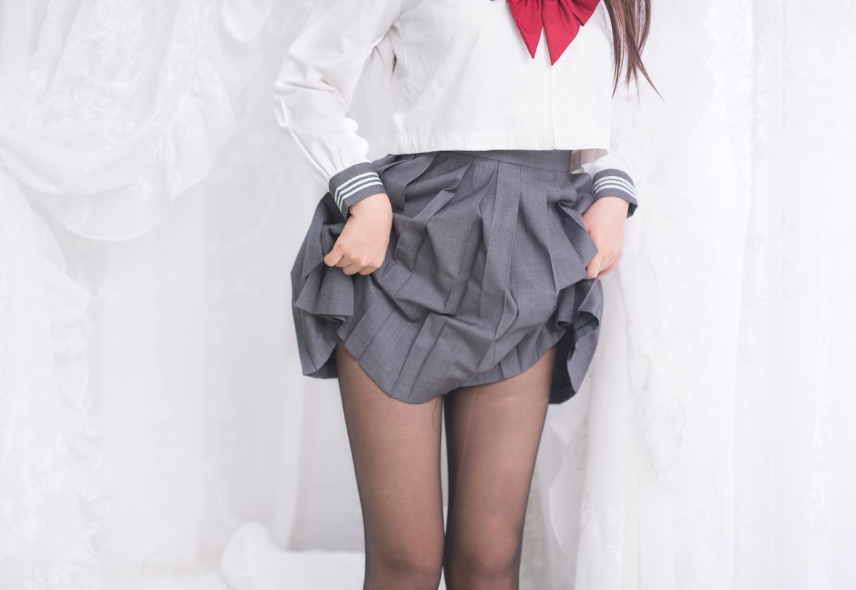xgyw.top_萌系小姐姐白烨黑丝制服少女主题私房性感学生制服配超薄黑丝秀美腿诱惑写真60P