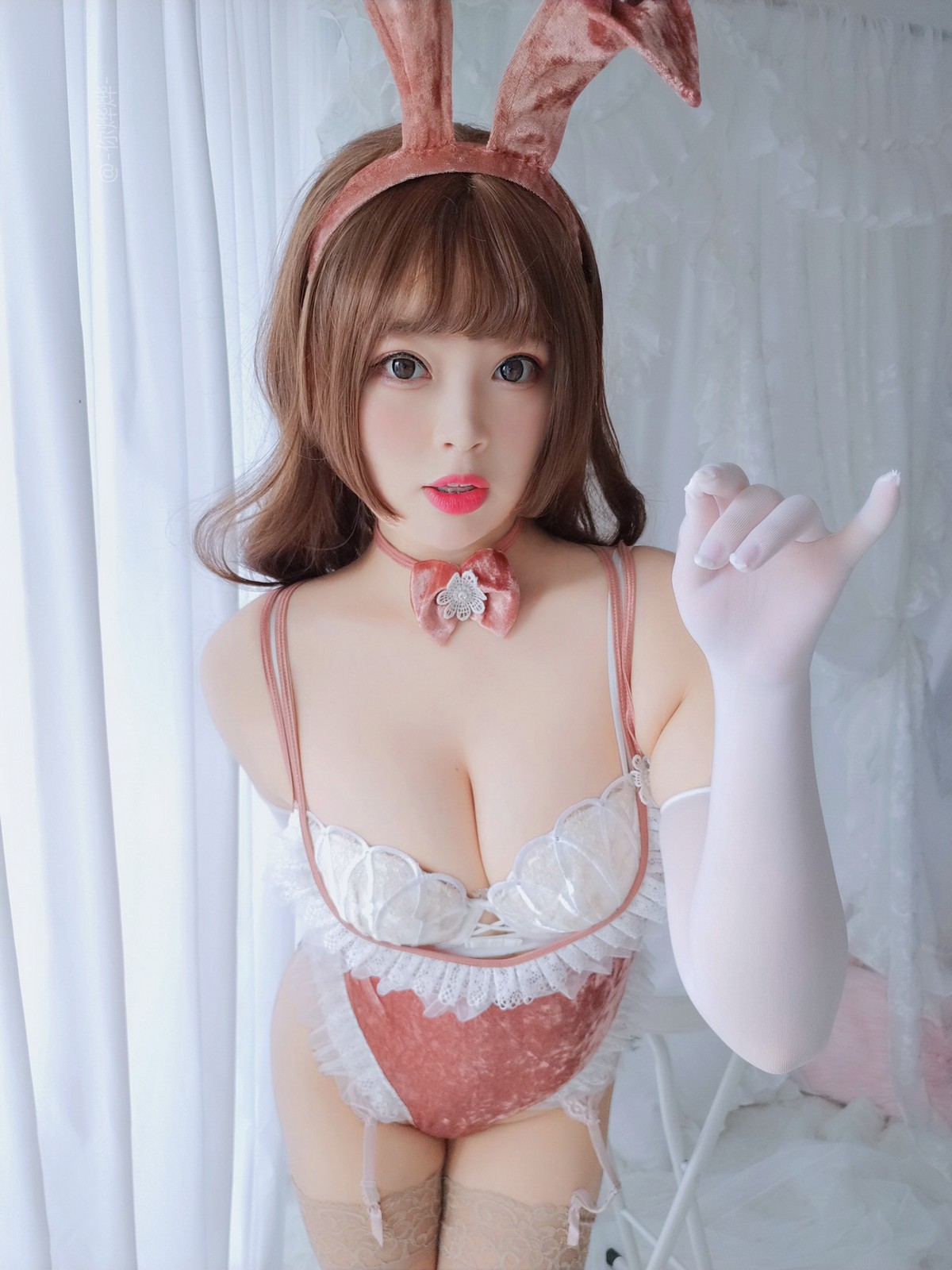 xgyw.top_萌系小姐姐白烨赌场女郎主题性感低胸连体衣配蕾丝吊袜秀豪乳翘臀诱惑写真55P