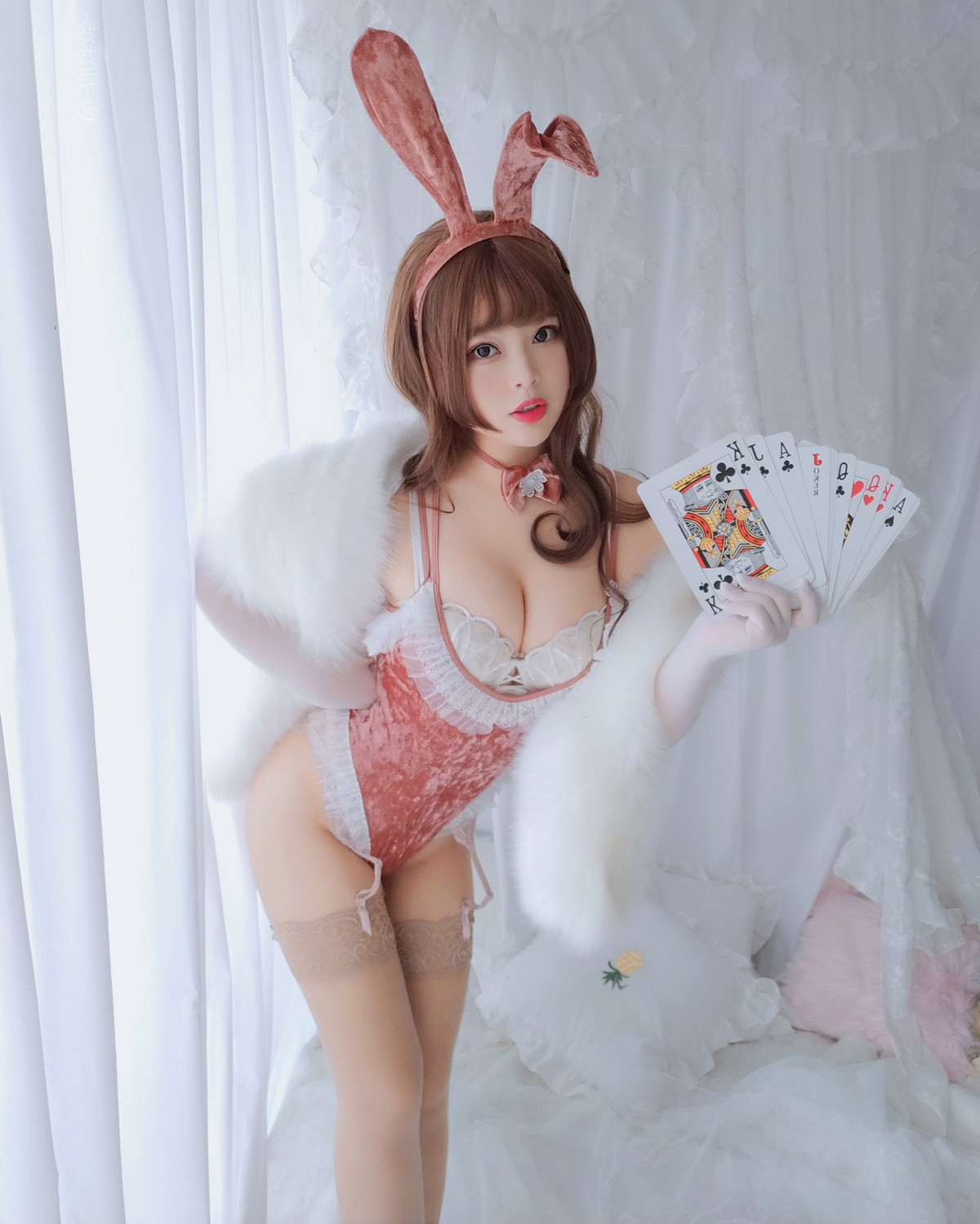 xgyw.top_萌系小姐姐白烨赌场女郎主题性感低胸连体衣配蕾丝吊袜秀豪乳翘臀诱惑写真55P