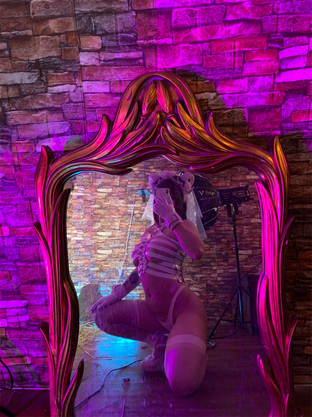 xgyw.top_网络美女皮皮奶地狱新娘主题私房性感白色情趣内衣秀豪乳翘臀撩人诱惑写真71P