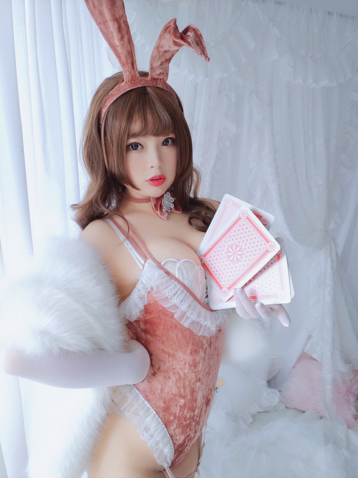 xgyw.top_萌系小姐姐白烨赌场女郎主题性感低胸连体衣配蕾丝吊袜秀豪乳翘臀诱惑写真55P