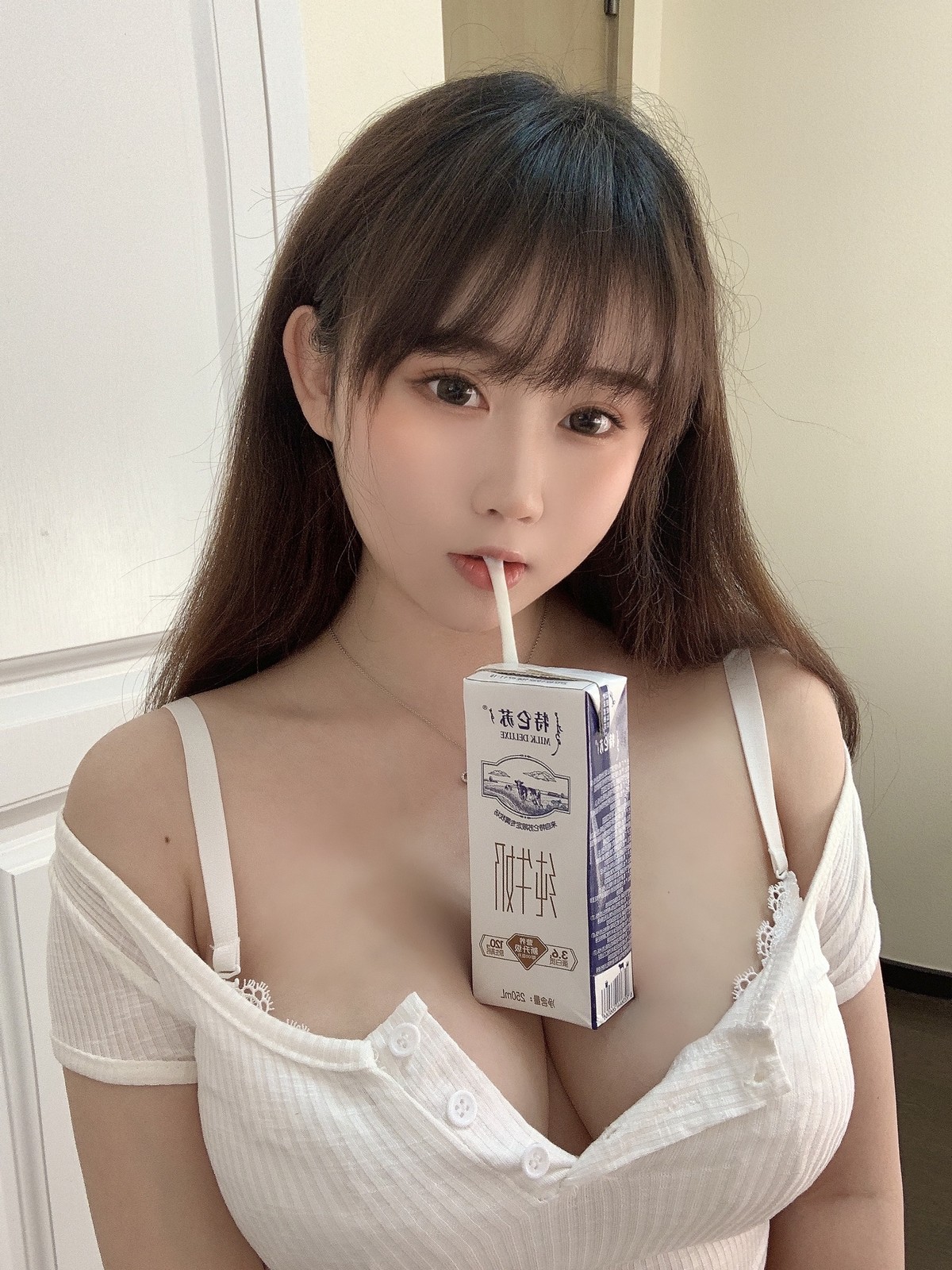 xgyw.top_蜜桃少女是依酱呀小女友主题私房性感白色蕾丝内衣露傲人豪乳极致诱惑写真42P