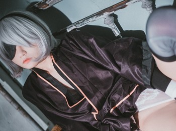 [DJAWA]No.131_车模Jenny_NieR Automata 2B主题黑色服饰露白色内裤秀蜜桃臀骚扰写真47P
