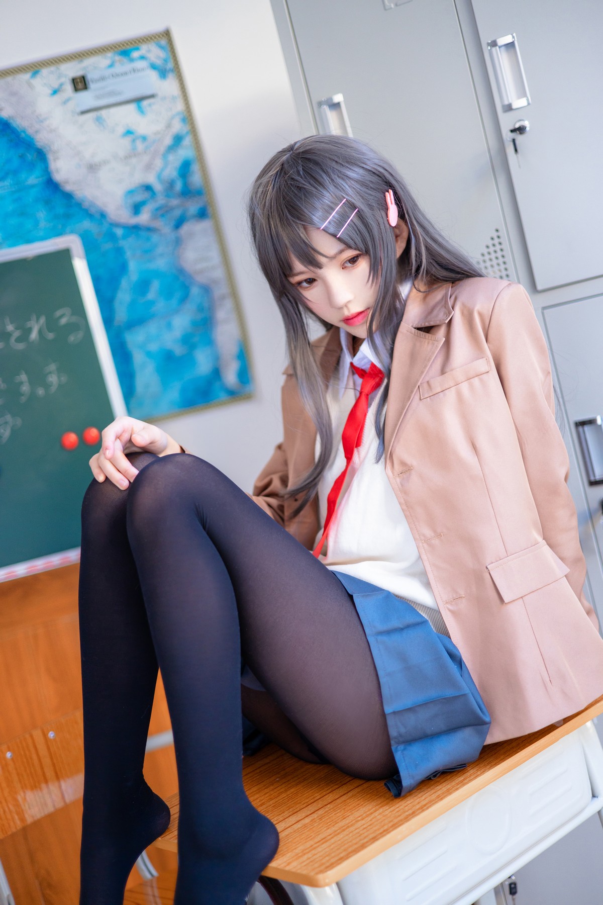 xgyw.top_网络美女桜桃喵麻衣制服主题教室里学生制服短裙下黑丝裤袜秀美腿性感写真52P