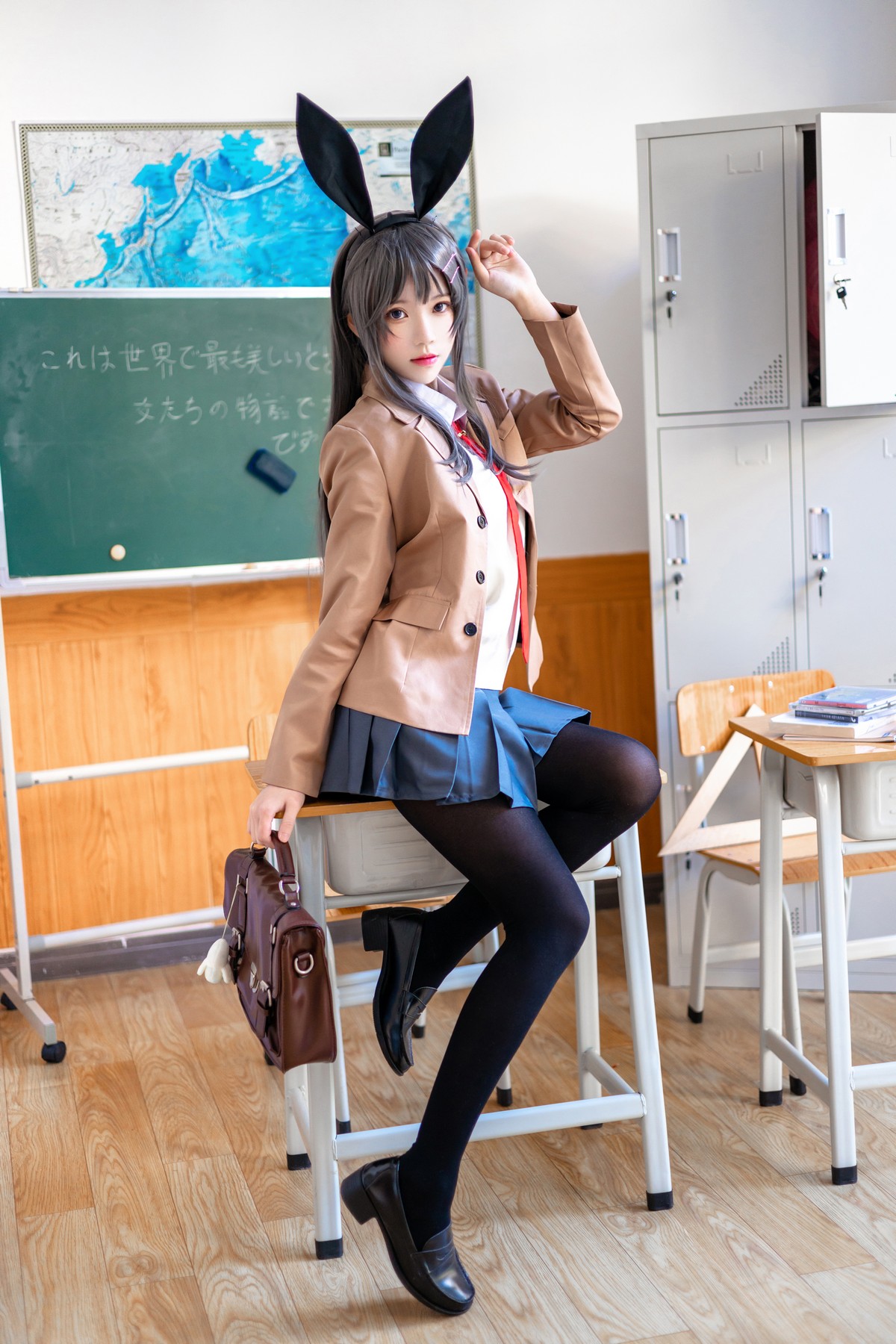 xgyw.top_网络美女桜桃喵麻衣制服主题教室里学生制服短裙下黑丝裤袜秀美腿性感写真52P