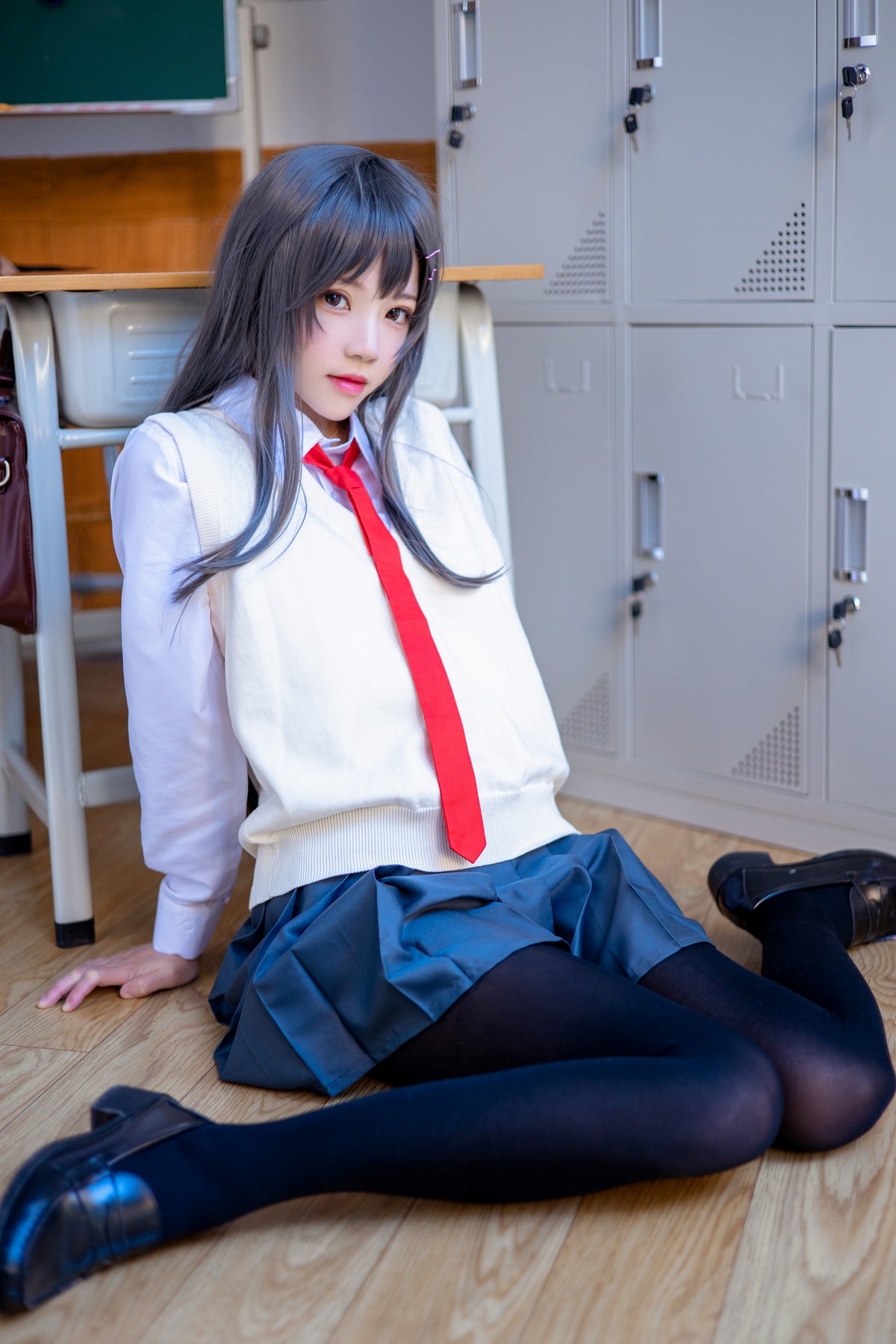 xgyw.top_网络美女桜桃喵麻衣制服主题教室里学生制服短裙下黑丝裤袜秀美腿性感写真52P