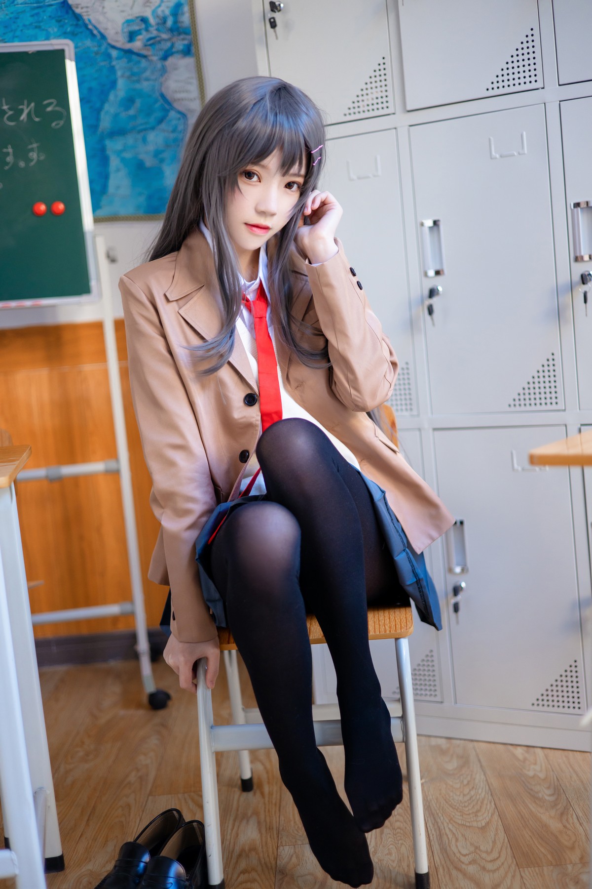 xgyw.top_网络美女桜桃喵麻衣制服主题教室里学生制服短裙下黑丝裤袜秀美腿性感写真52P