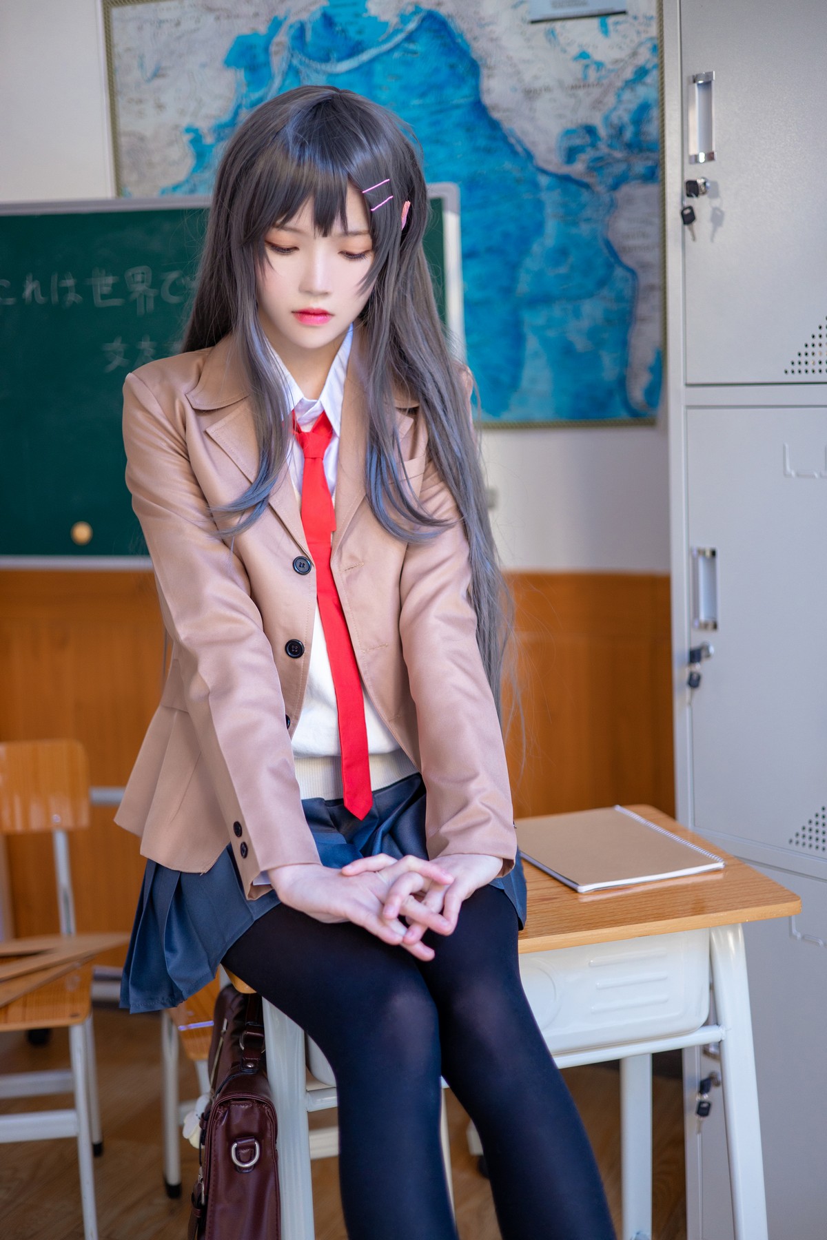 xgyw.top_网络美女桜桃喵麻衣制服主题教室里学生制服短裙下黑丝裤袜秀美腿性感写真52P