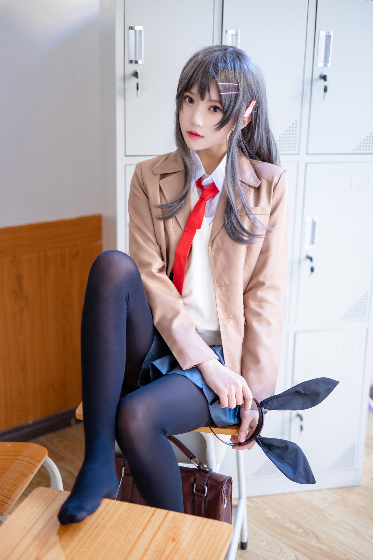 xgyw.top_网络美女桜桃喵麻衣制服主题教室里学生制服短裙下黑丝裤袜秀美腿性感写真52P