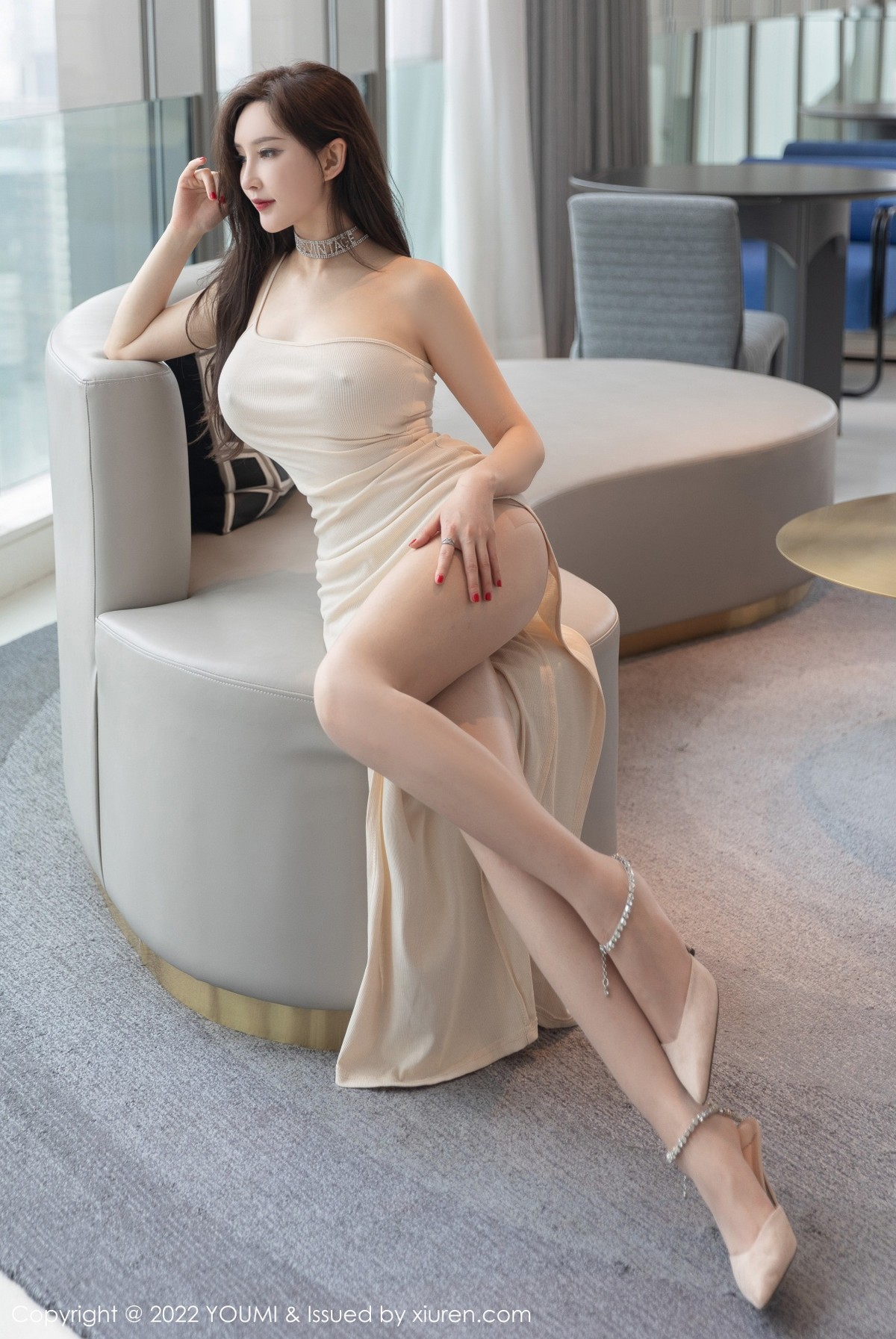 xgyw.top_[YouMi尤蜜荟]Vol.813_女神奶瓶土肥圆米色收身连衣裙配超薄肉丝秀翘臀美腿诱惑写真76P