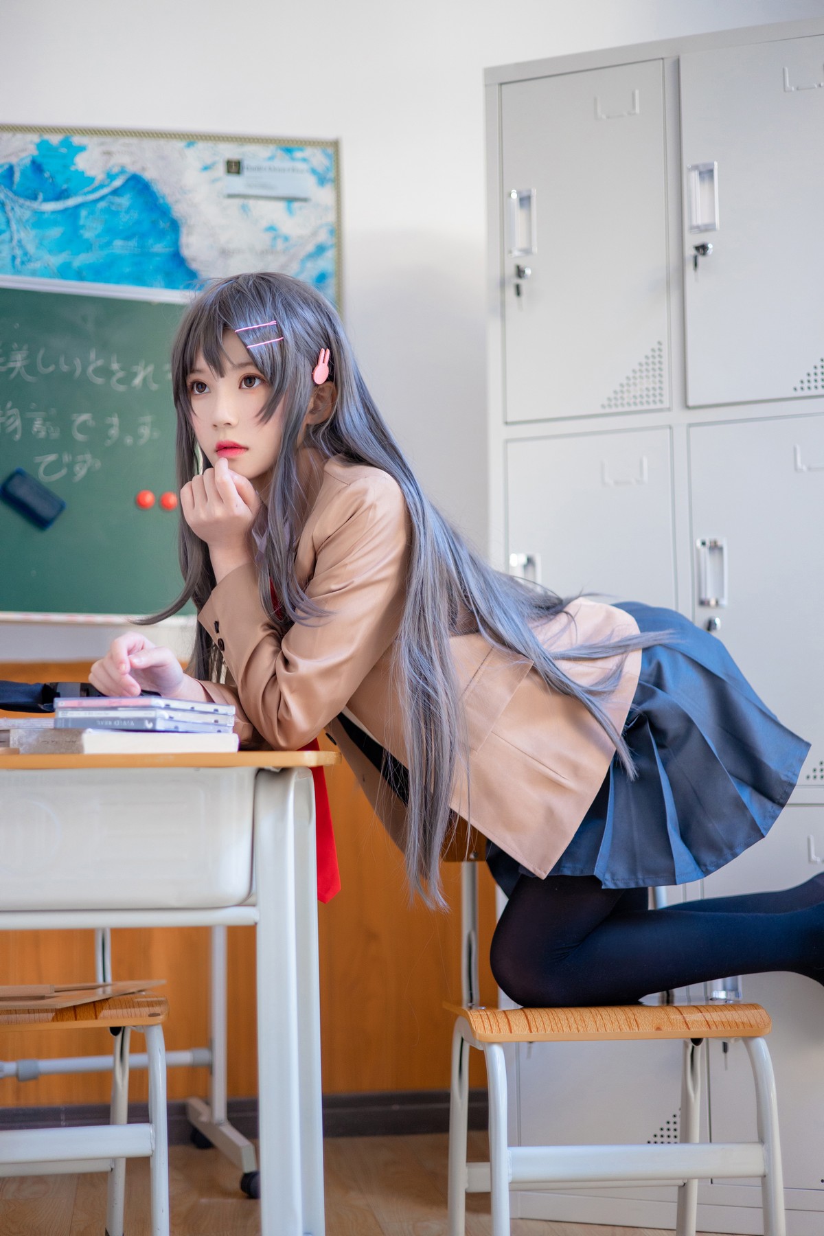xgyw.top_网络美女桜桃喵麻衣制服主题教室里学生制服短裙下黑丝裤袜秀美腿性感写真52P