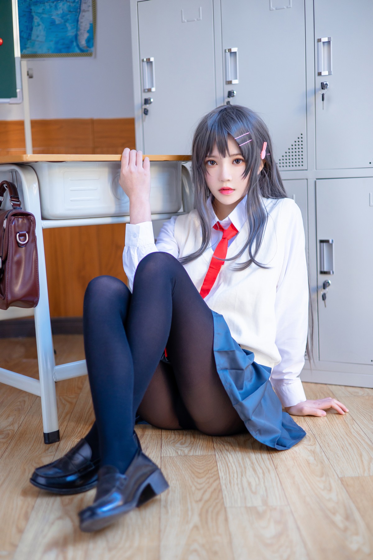 xgyw.top_网络美女桜桃喵麻衣制服主题教室里学生制服短裙下黑丝裤袜秀美腿性感写真52P