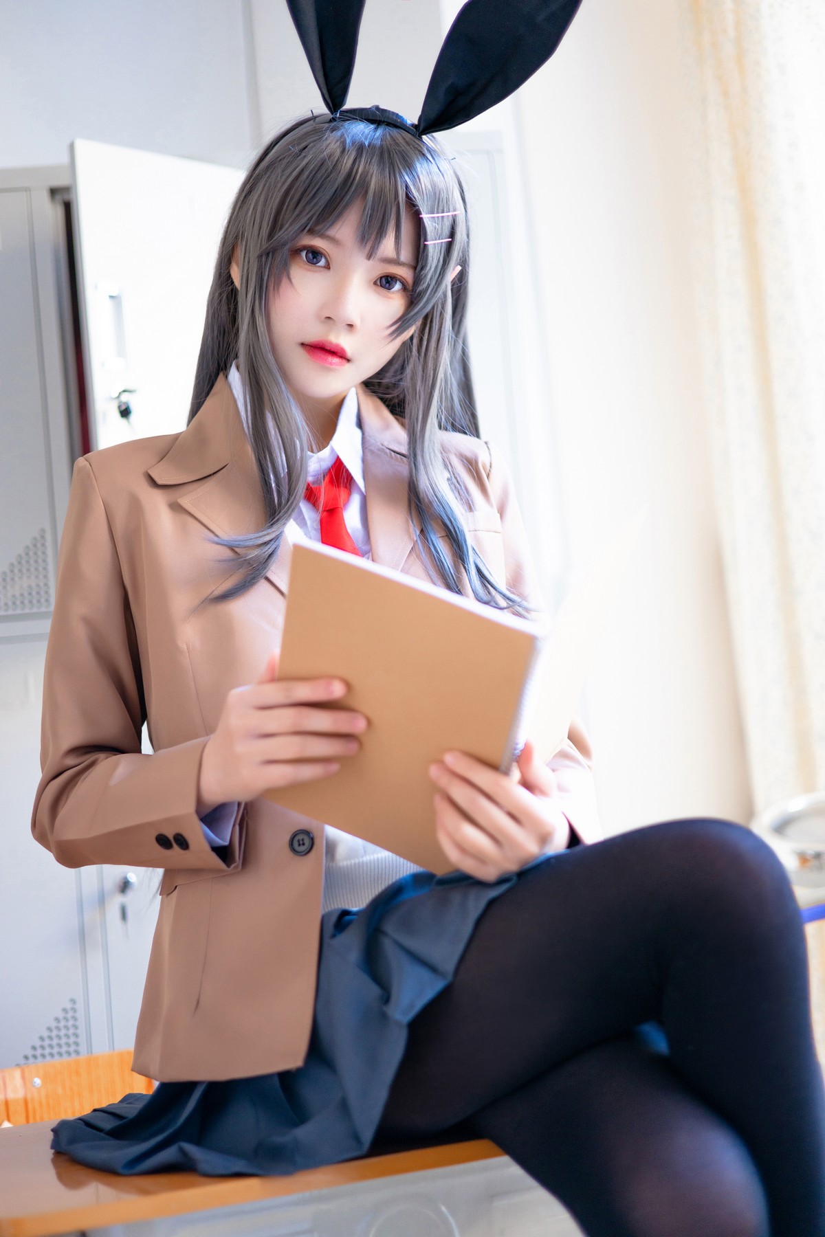 xgyw.top_网络美女桜桃喵麻衣制服主题教室里学生制服短裙下黑丝裤袜秀美腿性感写真52P